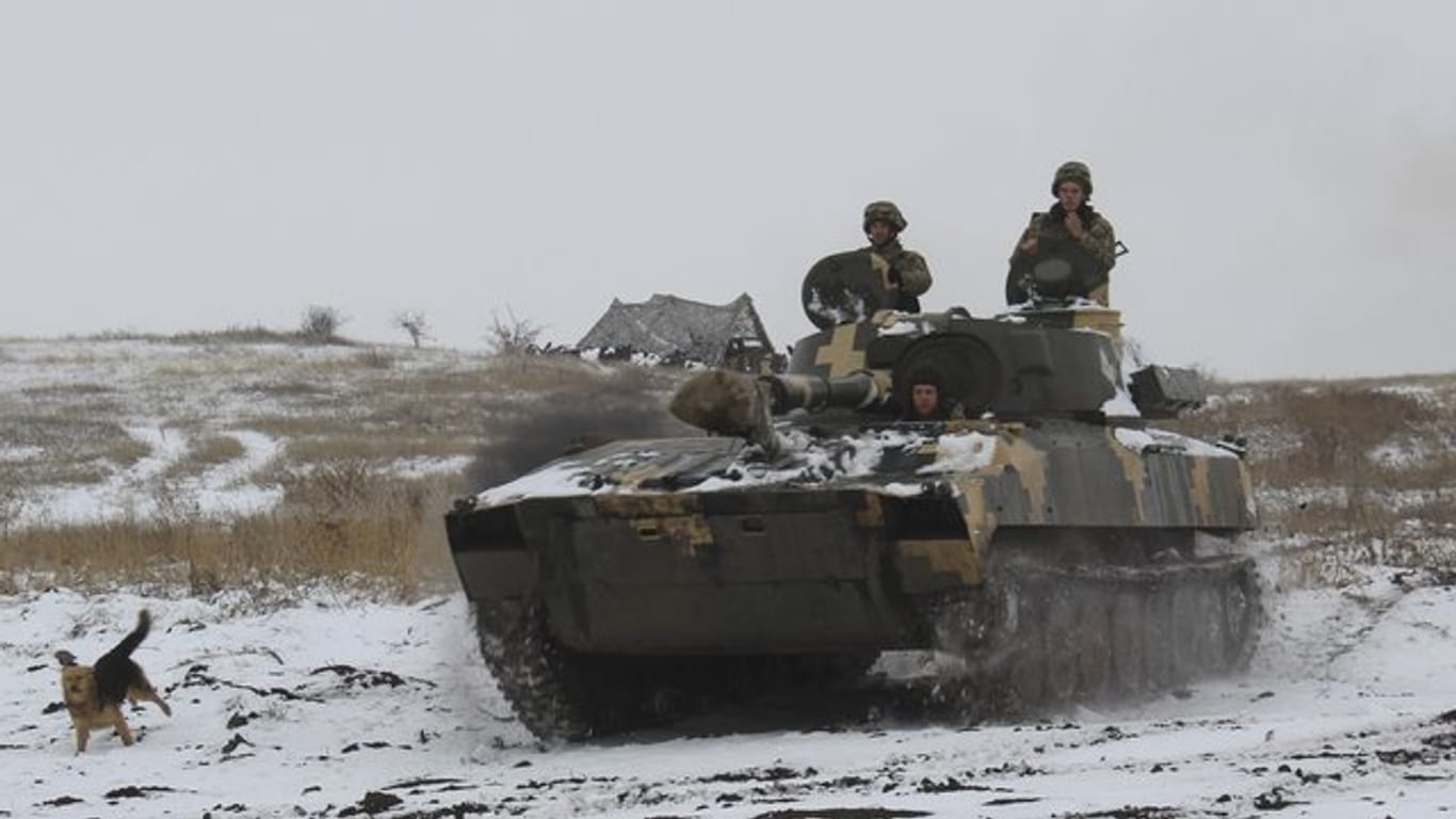 Soldaten der ukrainischen Armee sind auf dem Weg in die Ostukraine.