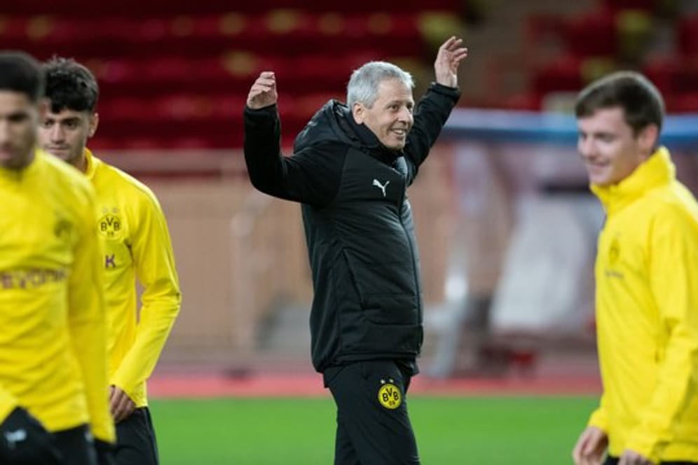 Abschlusstraining in Monaco: BVB-Trainer Lucien Favre (M) hat sich mit Borussia Dortmund bereits für das Achtelfinale qualifiziert.
