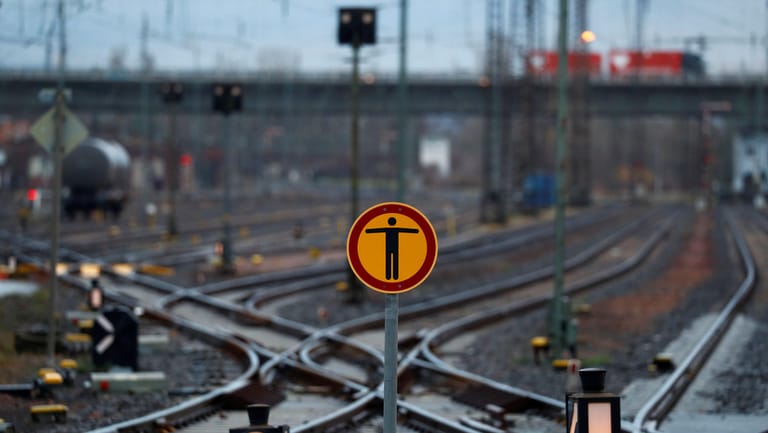 Warnschild am Bahnhof Hanau: Nach dem Warnstreik am Montag normalisiert sich der Bahnverkehr nur langsam.