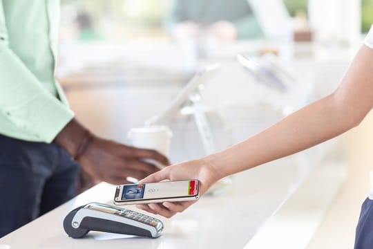 Mit Apple Pay können Kunden teilnehmender Banken ihr Smartphone zum kontaktlosen Bezahlen verwenden. Mit Apple Pay können Kunden teilnehmender Banken ihr Smartphone zum kontaktlosen Bezahlen verwenden.