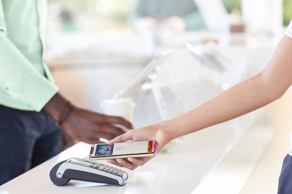 Mit Apple Pay können Kunden teilnehmender Banken ihr Smartphone zum kontaktlosen Bezahlen verwenden.