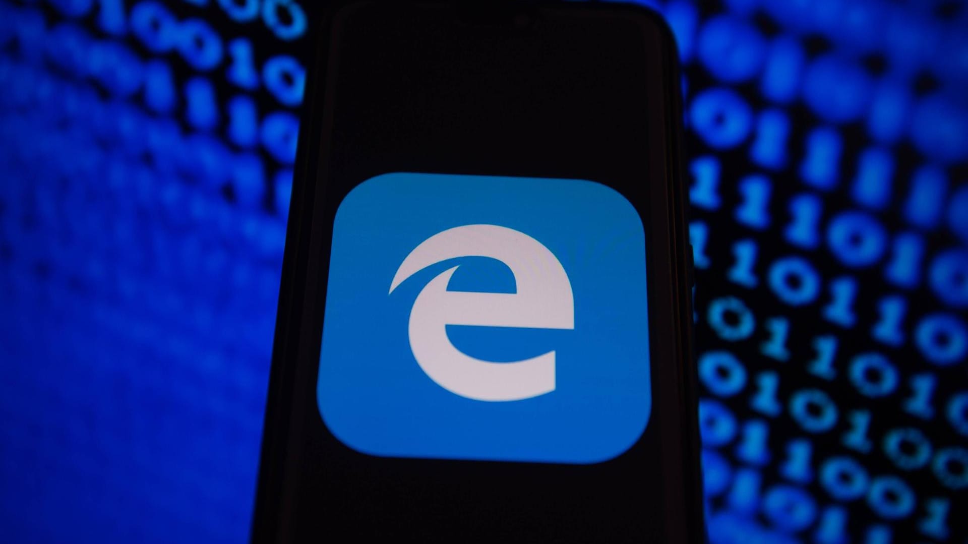 Logo von Edge auf einem Smartphone (Symbolbild): Der Microsoft-Browser setzt bald auf Technologie von Google.