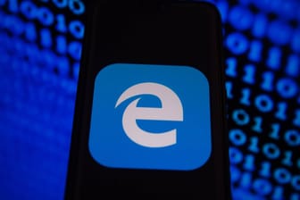 Logo von Edge auf einem Smartphone (Symbolbild): Der Microsoft-Browser setzt bald auf Technologie von Google.
