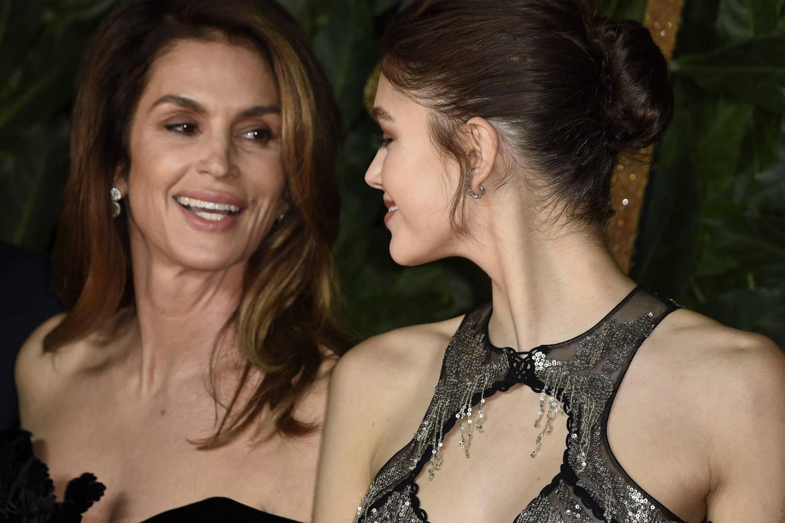 Mutter und Tochter: Cindy Crawford hat nicht nur Kaia mit zu den Fashion Awards gebracht.