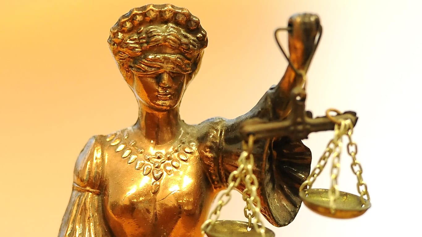 Eine goldfarbene Justitia-Figur: Die Richter sahen die Tat als erwiesen an, rechtskräftig ist das Urteil noch nicht. (Archivbild)