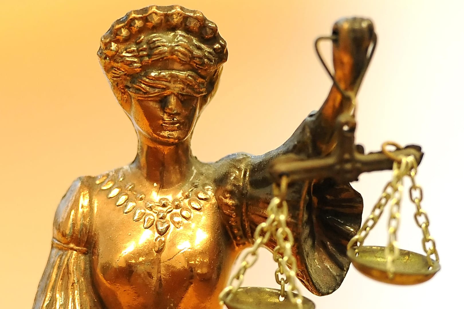 Eine goldfarbene Justitia-Figur: Die Richter sahen die Tat als erwiesen an, rechtskräftig ist das Urteil noch nicht. (Archivbild)