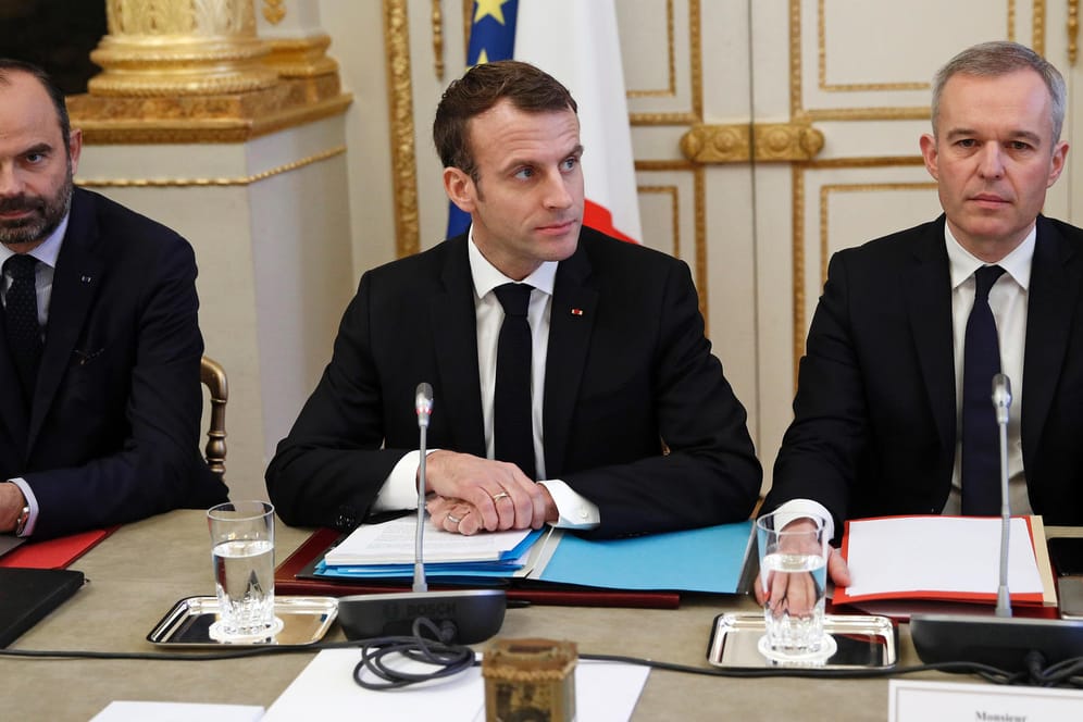 Frankreichs Präsident Emmanuel Macron (M.): Bis zu zehn Milliarden Euro mehr als geplant will seine Regierung wegen der "Gelben Westen" ausgeben.