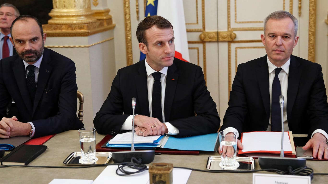 Frankreichs Präsident Emmanuel Macron (M.): Bis zu zehn Milliarden Euro mehr als geplant will seine Regierung wegen der "Gelben Westen" ausgeben.