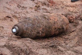 Eine Weltkriegsbombe: Immer wieder werden die Sprengkörper aus den Weltkriegen gefunden – sie sind noch immer gefährlich. (Symbolbild)