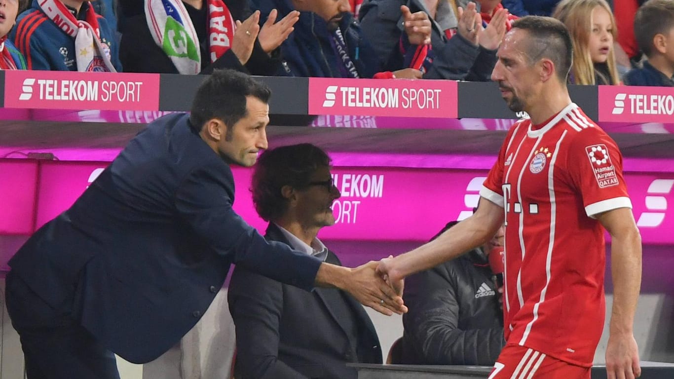 Hasan Salihamizic (l.) klatscht mit Franck Ribery ab: Der Franzose wirkt bei seiner Auswechslung unzufrieden.