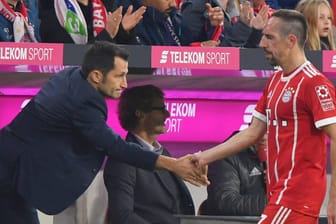 Hasan Salihamizic (l.) klatscht mit Franck Ribery ab: Der Franzose wirkt bei seiner Auswechslung unzufrieden.