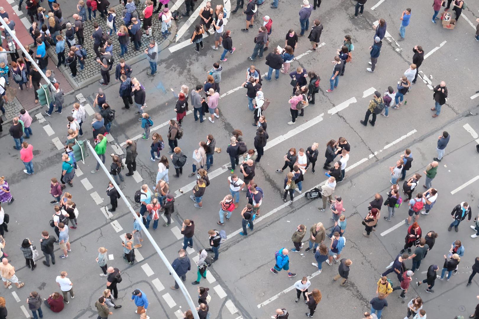 Menschen stehen auf einer Straße: Bei Befragten mit deutschen oder ausländischen Wurzeln fallen die Bewertungen ähnlich aus. (Archivbild)