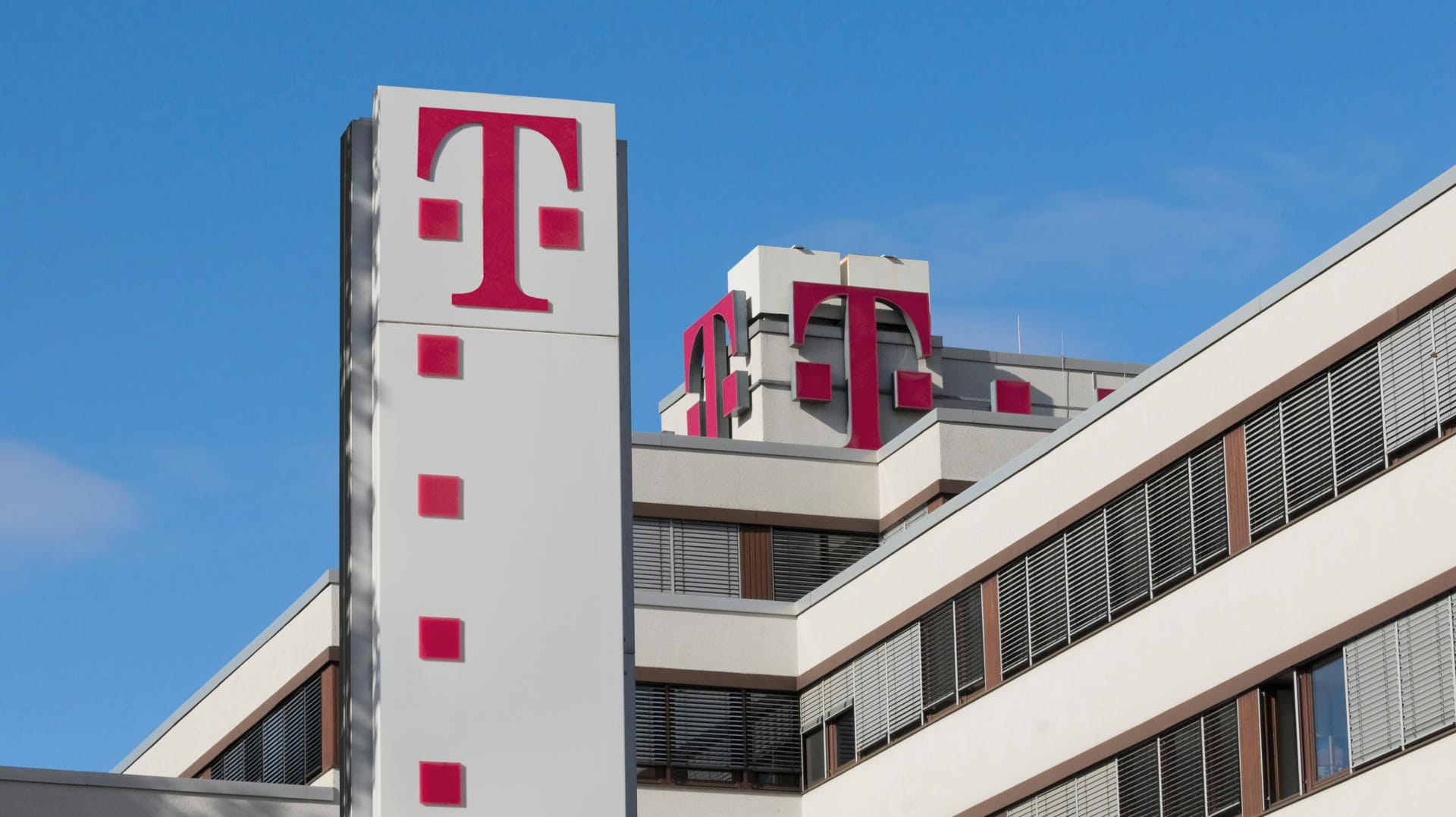 Telekom Firmengebäude: Das Unternehmen warnt vor dem gefährlichen Emotet-Banking-Trojaner, der sich in gefälschten Rechnungen verbergen kann.