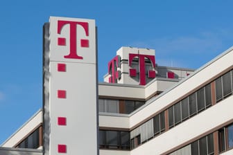 Telekom Firmengebäude: Das Unternehmen warnt vor dem gefährlichen Emotet-Banking-Trojaner, der sich in gefälschten Rechnungen verbergen kann.