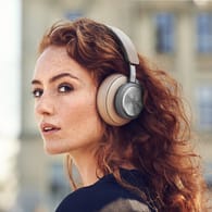 Kopfhörer ohne Kabel und mit schallisolierenden Eigenschaften machen sich vor allem an lauten Orten bezahlt.