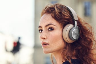 Kopfhörer ohne Kabel und mit schallisolierenden Eigenschaften machen sich vor allem an lauten Orten bezahlt.