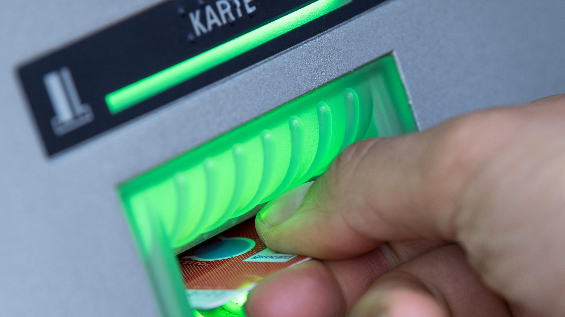 Eine Girokarte in einem Geldautomaten: Einige Kunden wiederholten den Vorgang immer wieder, um mehr Geld aus dem Automaten zu ziehen. (Symbolbild) Eine Girokarte in einem Geldautomaten: Einige Kunden wiederholten den Vorgang immer wieder, um mehr Geld aus dem Automaten zu ziehen. (Symbolbild)