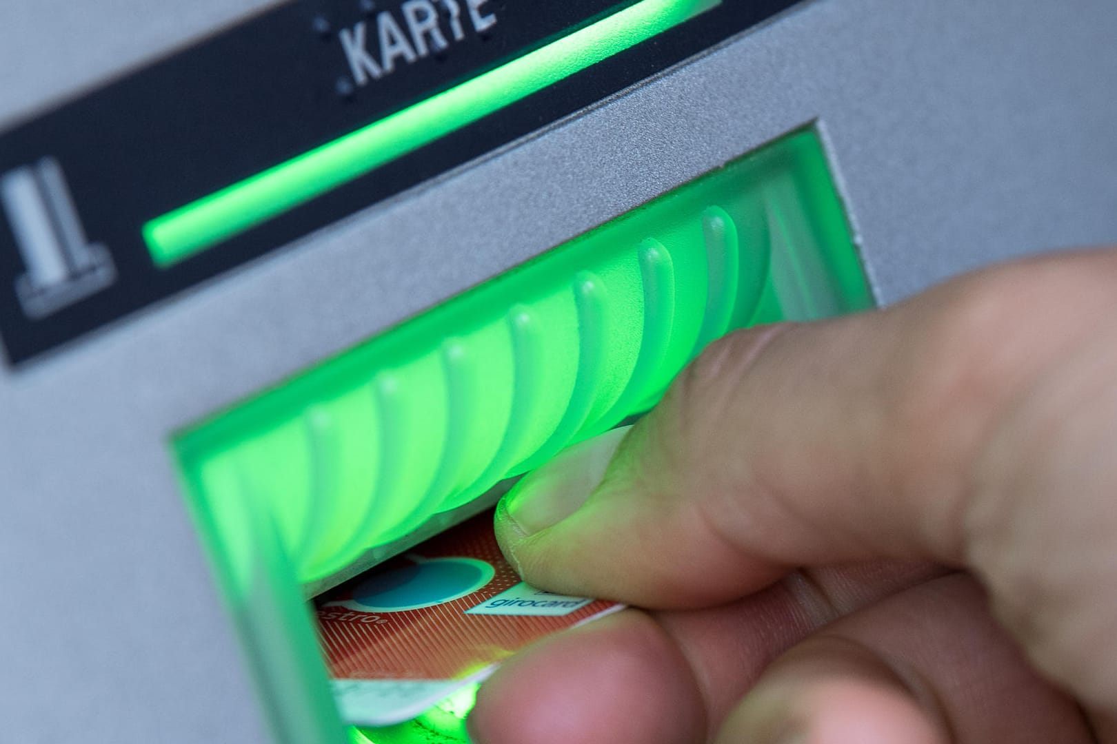 Eine Girokarte in einem Geldautomaten: Einige Kunden wiederholten den Vorgang immer wieder, um mehr Geld aus dem Automaten zu ziehen. (Symbolbild)