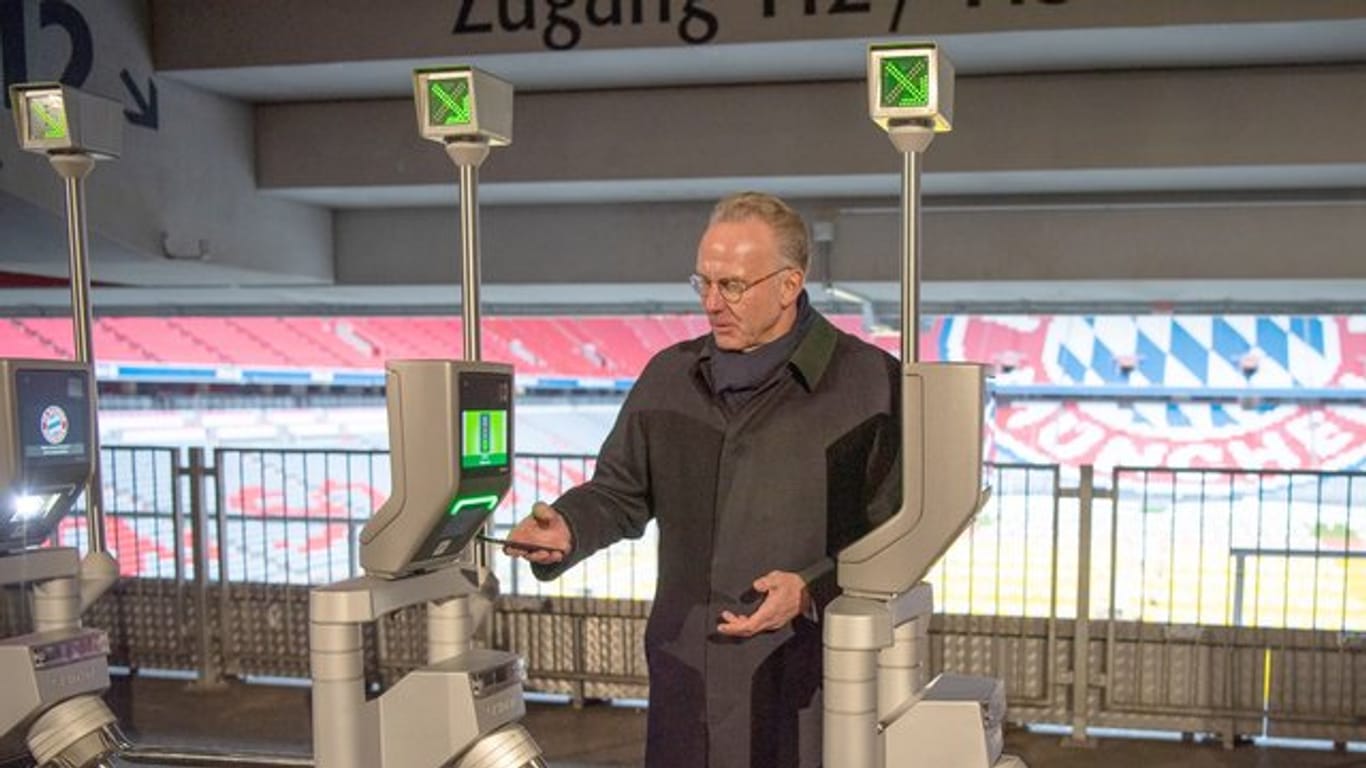 Bayern-Chef Karl-Heinz Rummenigge präsentiert in der Allianz Arena die digitale Ticketlösung.