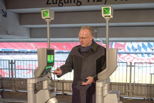 Bayern-Chef Karl-Heinz Rummenigge präsentiert in der Allianz Arena die digitale Ticketlösung.