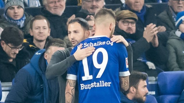 Schalkes Guido Burgstaller musste in der Partie gegen den BVB ausgewechselt werden. Schalkes Guido Burgstaller musste in der Partie gegen den BVB ausgewechselt werden.