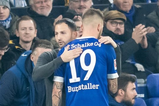 Schalkes Guido Burgstaller musste in der Partie gegen den BVB ausgewechselt werden.