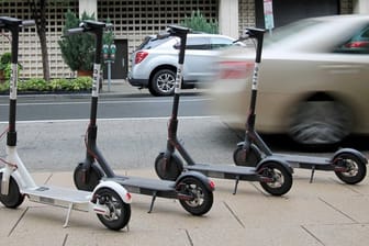 Auch in Deutschland könnten im kommenden Jahr E-Scooter auf den Straßen unterwegs sein.
