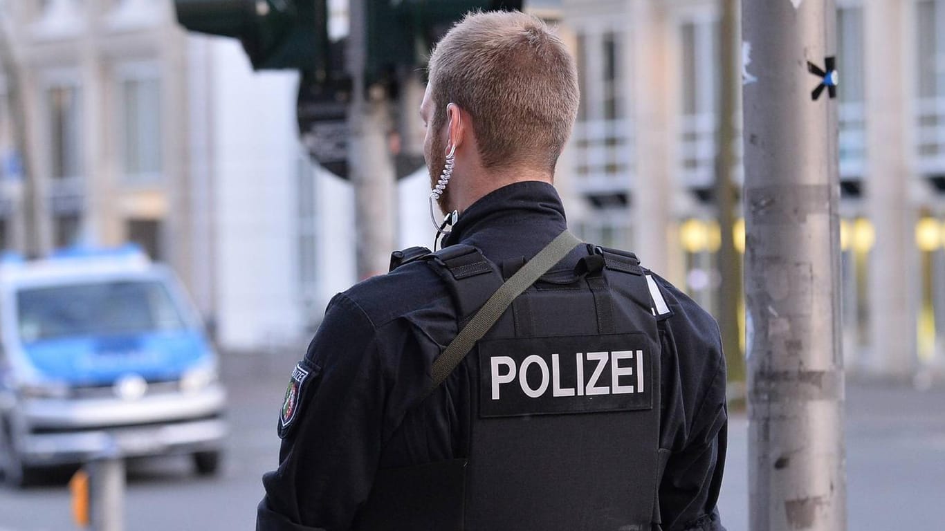 Ein Polizist am Straßenrand: Das Spezialeinsatzkommando in Lüdenscheid hatte sich in der Hausnummer geirrt. (Symbolbild)