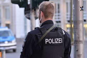 Ein Polizist am Straßenrand: Das Spezialeinsatzkommando in Lüdenscheid hatte sich in der Hausnummer geirrt. (Symbolbild)