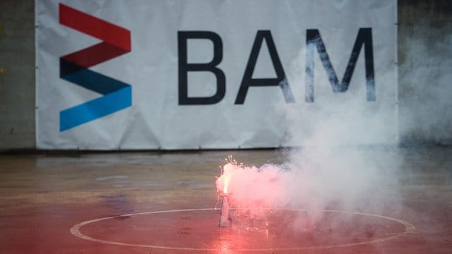 Geprüftes Feuerwerk erkennen Verbraucher am CE-Zeichen und an der Registriernummer. Geprüftes Feuerwerk erkennen Verbraucher am CE-Zeichen und an der Registriernummer.