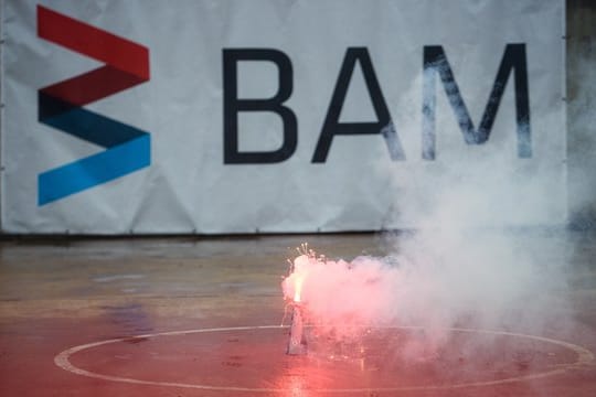 Geprüftes Feuerwerk erkennen Verbraucher am CE-Zeichen und an der Registriernummer. Geprüftes Feuerwerk erkennen Verbraucher am CE-Zeichen und an der Registriernummer.