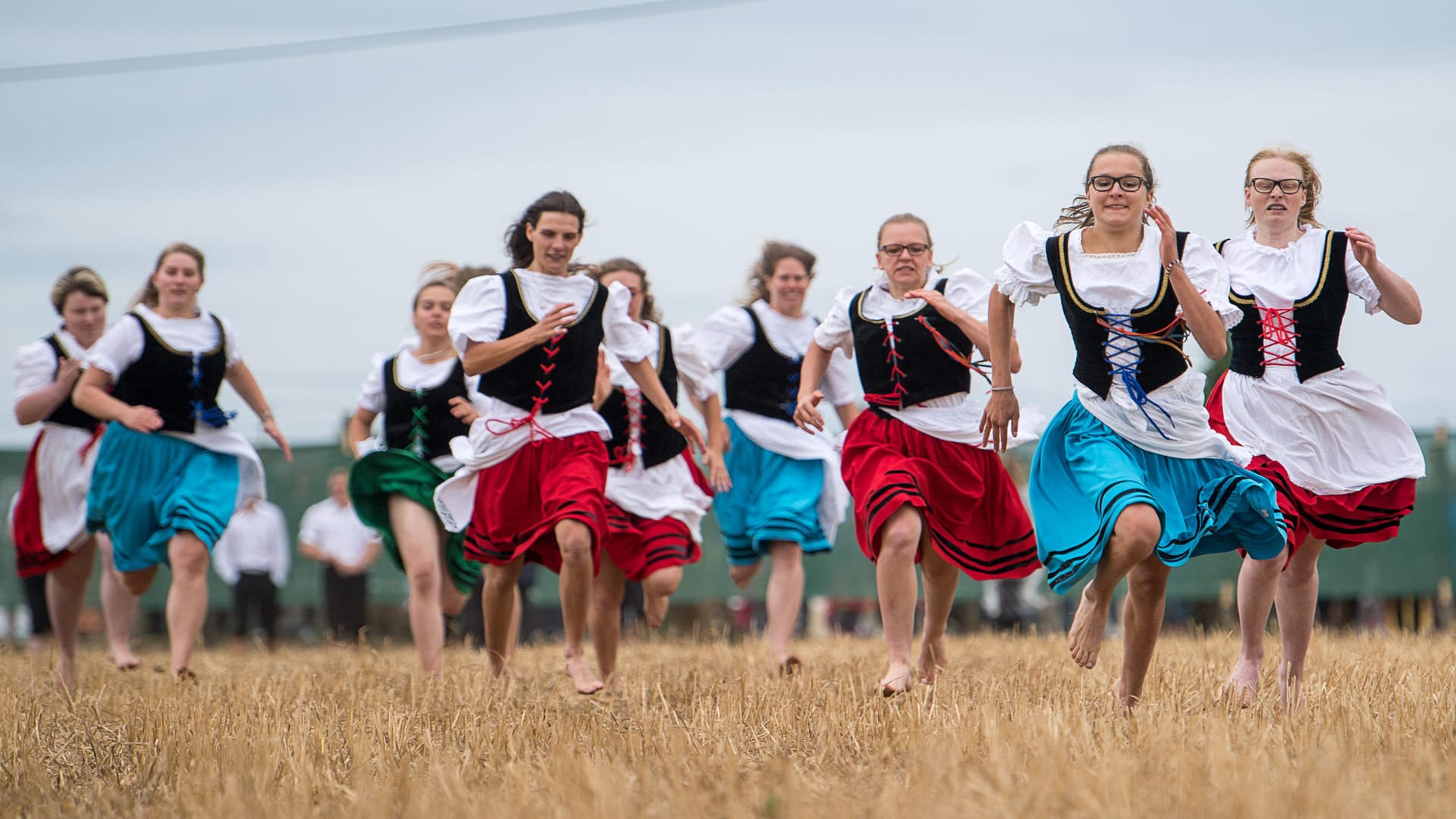 Markgröninger Schäferlauf: Schäfermädchen rennen während des Laufs über ein Stoppelfeld. Der Lauf ist nun Kulturerbe.