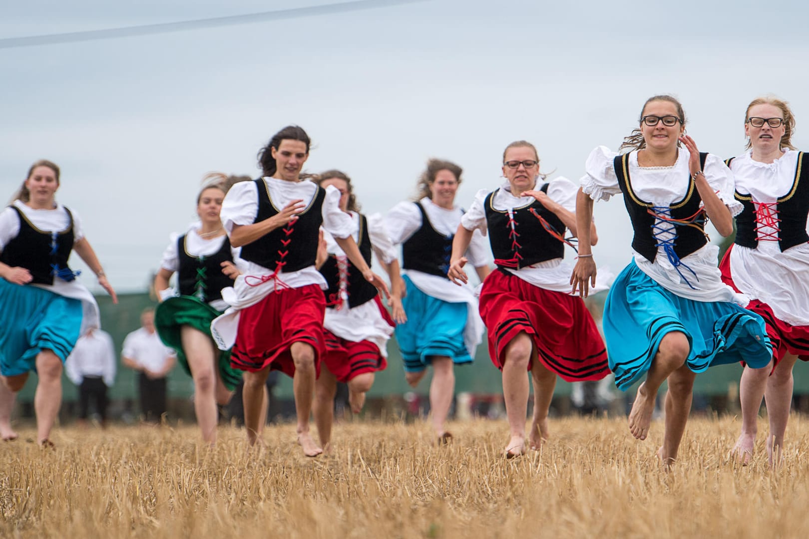 Markgröninger Schäferlauf: Schäfermädchen rennen während des Laufs über ein Stoppelfeld. Der Lauf ist nun Kulturerbe.