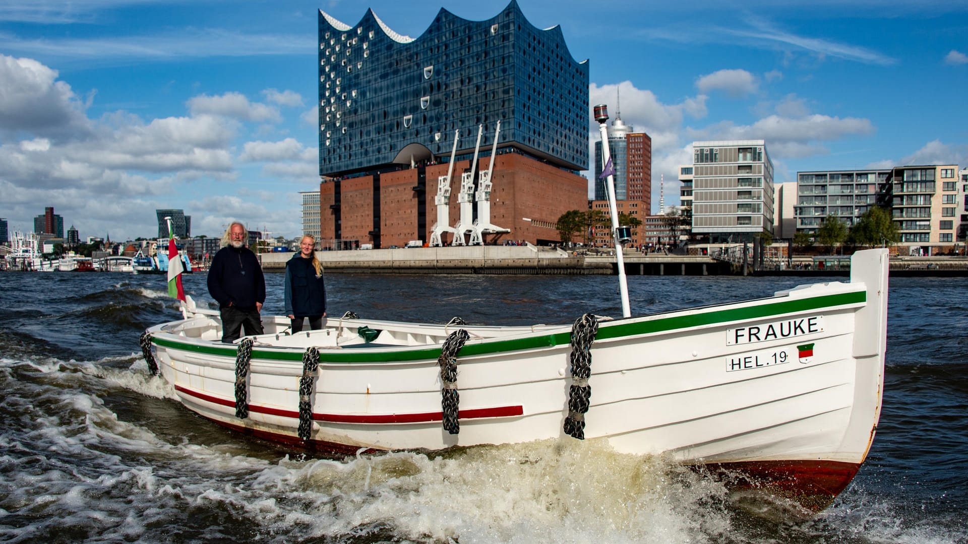 Börteboot vor der Hamburger Elbphilharmonie: Die Helgoländer Börteboote gehören nun zum immateriellen Kulturerbe Deutschlands.