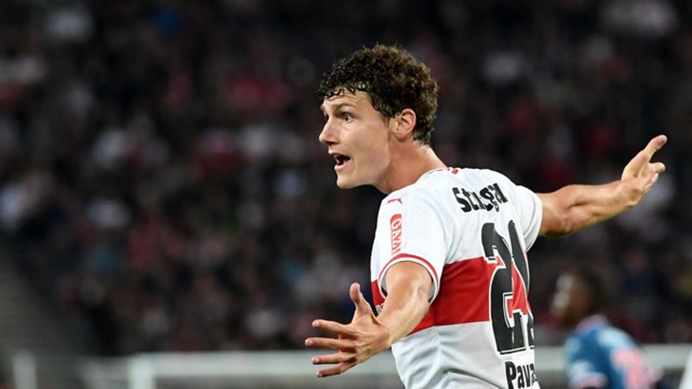 Der VfB Stuttgart hat Gerüchte über einen Wechsel von Benjamin Pavard zum FC Bayern München dementiert.