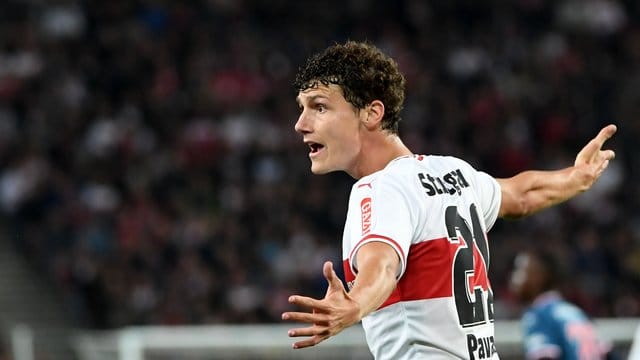 Der VfB Stuttgart hat Gerüchte über einen Wechsel von Benjamin Pavard zum FC Bayern München dementiert. Der VfB Stuttgart hat Gerüchte über einen Wechsel von Benjamin Pavard zum FC Bayern München dementiert.