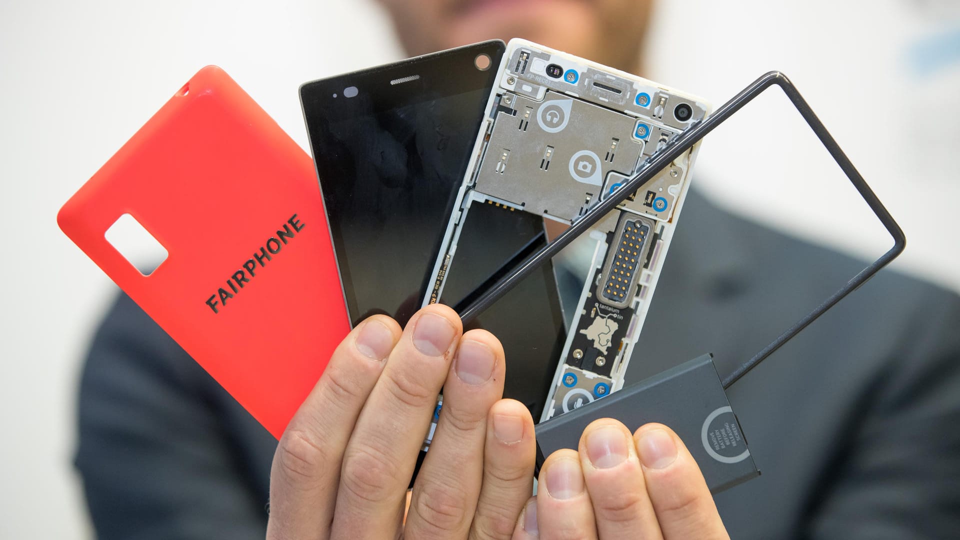 Fairphone in Einzelteilen: Fairphone-Geräte lassen sich leicht für eine Reparatur zerlegen. Die Niederländer setzen bei ihren Smartphones traditionell auf eine längere Nutzungsdauer. Fairphone in Einzelteilen: Fairphone-Geräte lassen sich leicht für eine Reparatur zerlegen. Die Niederländer setzen bei ihren Smartphones traditionell auf eine längere Nutzungsdauer.