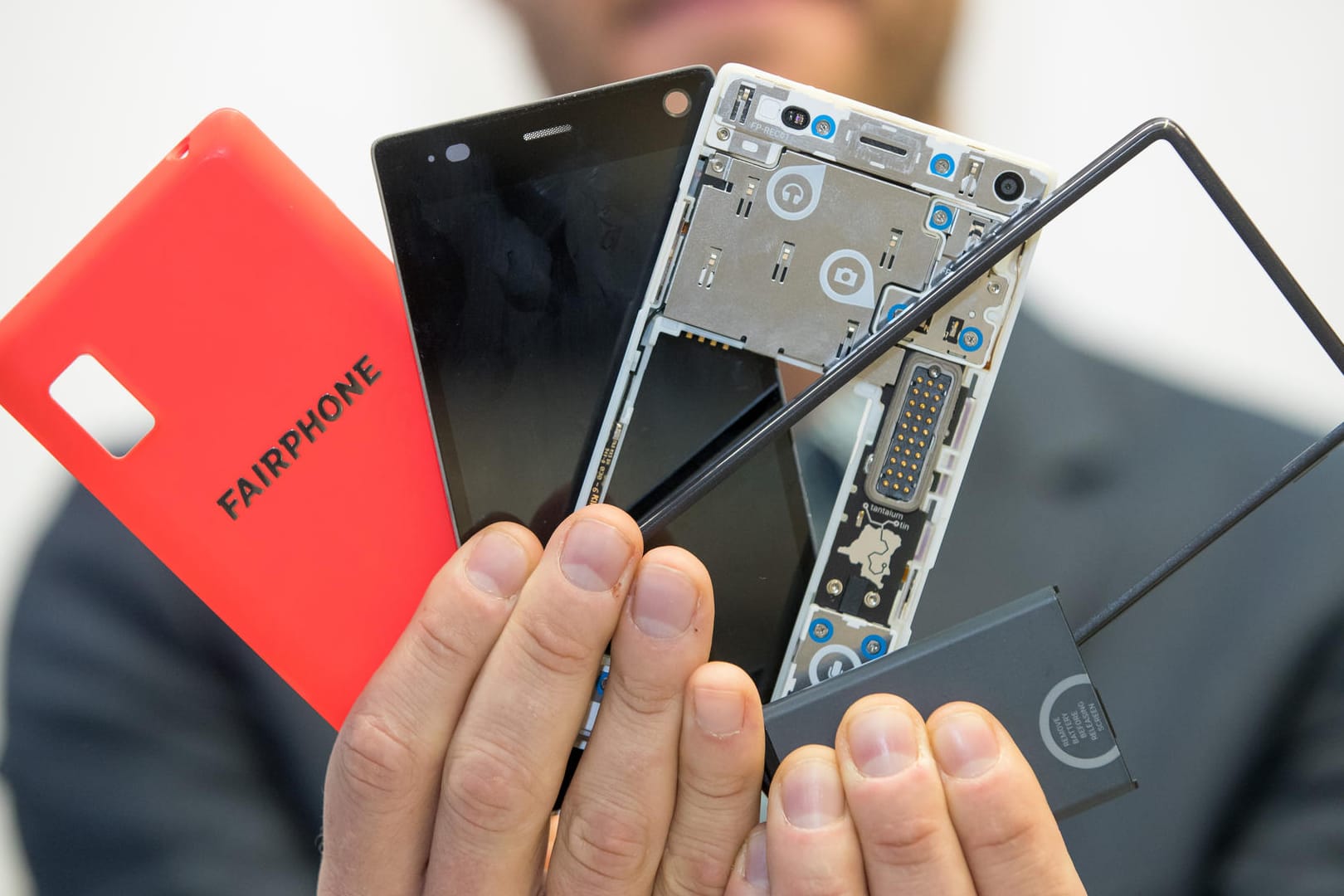 Fairphone in Einzelteilen: Fairphone-Geräte lassen sich leicht für eine Reparatur zerlegen. Die Niederländer setzen bei ihren Smartphones traditionell auf eine längere Nutzungsdauer.