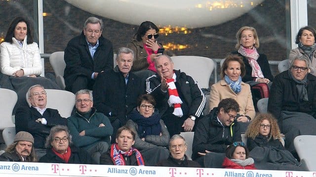 Ottmar Hitzfeld (l) und Uli Hoeness bei einem Spiel des FC Bayern München auf der Tribüne. Ottmar Hitzfeld (l) und Uli Hoeness bei einem Spiel des FC Bayern München auf der Tribüne.