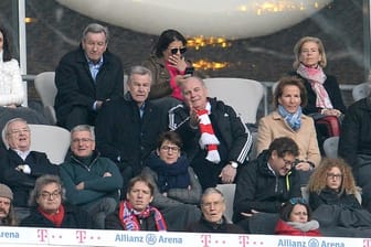 Ottmar Hitzfeld (l) und Uli Hoeness bei einem Spiel des FC Bayern München auf der Tribüne.