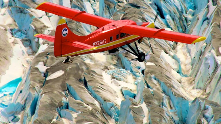 Flugzeug in Alaska, Jahr 2014: Seitdem hat sich die Arktis noch stärker erhitzt. Die Eisdecke nimmt ab.