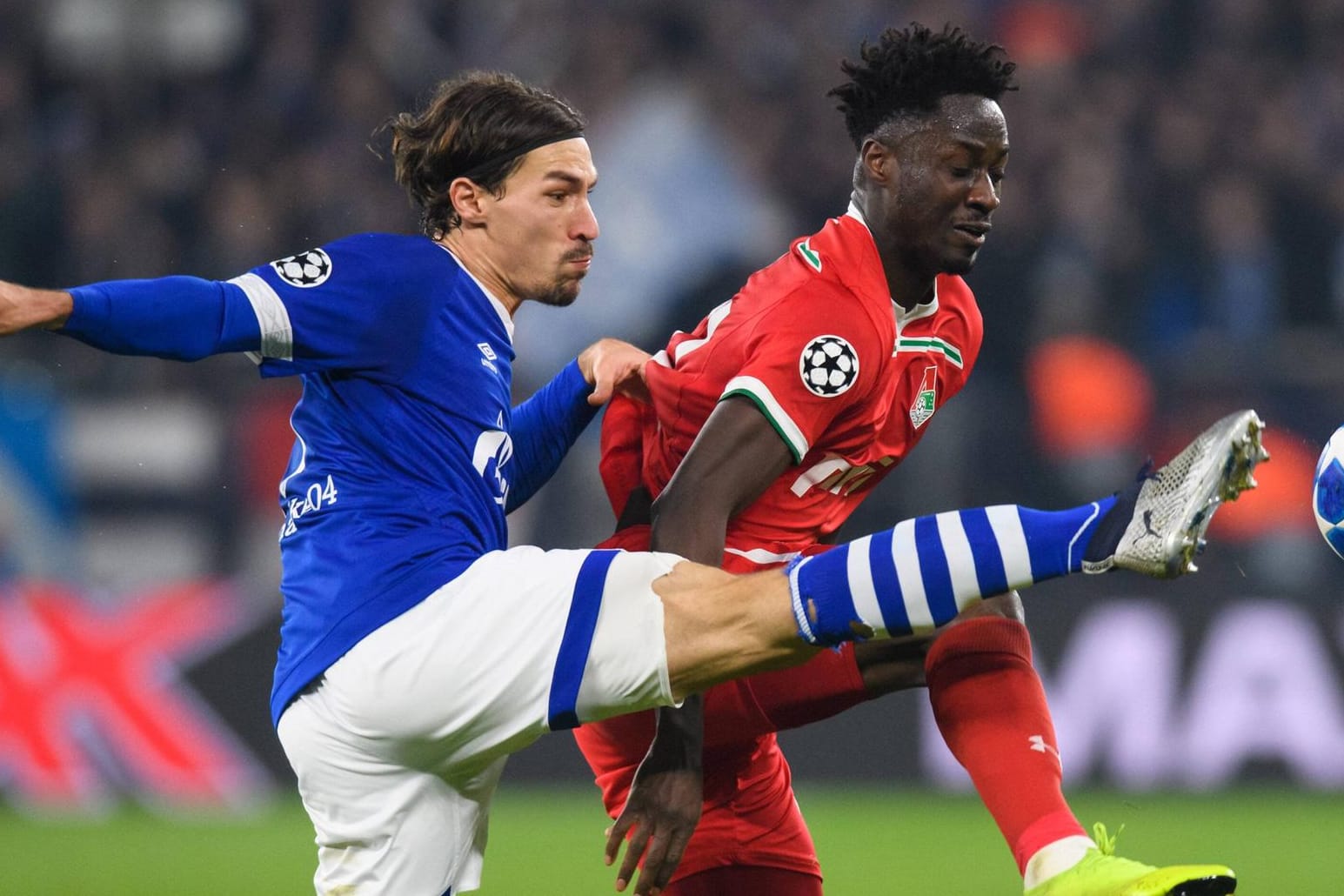 Mit viel Einsatz im letzten Gruppenspiel: Schalkes Benjamin Stambouli (l.) klärt vor Moskaus Eder.