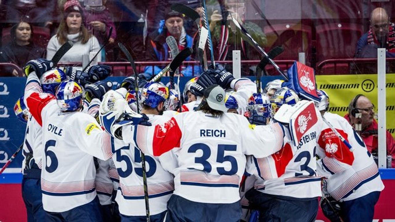 Die Spieler des EHC Red Bull München feiern den Einzug ins Halbfinale der Champions Hockey League.