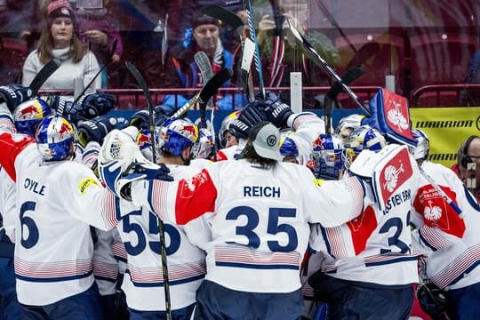 Die Spieler des EHC Red Bull München feiern den Einzug ins Halbfinale der Champions Hockey League.