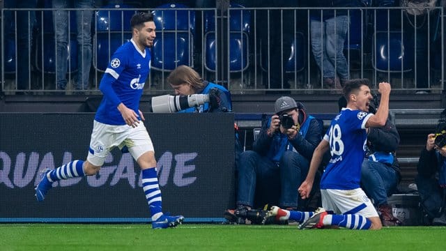 Schalkes Alessandro Schöpf (r) bejubelt mit Suat Serdar das Tor zum 1:0 gegen Lokomotive Moskau. Schalkes Alessandro Schöpf (r) bejubelt mit Suat Serdar das Tor zum 1:0 gegen Lokomotive Moskau.
