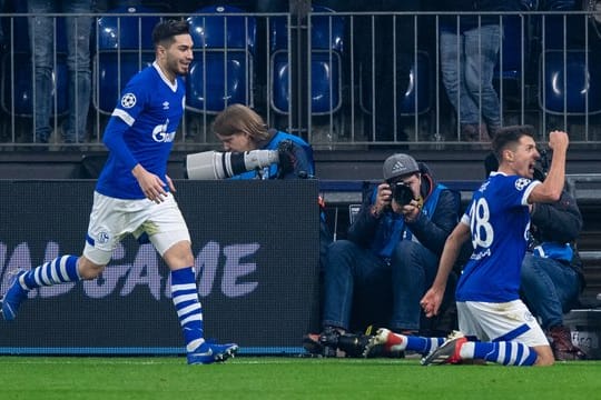 Schalkes Alessandro Schöpf (r) bejubelt mit Suat Serdar das Tor zum 1:0 gegen Lokomotive Moskau.