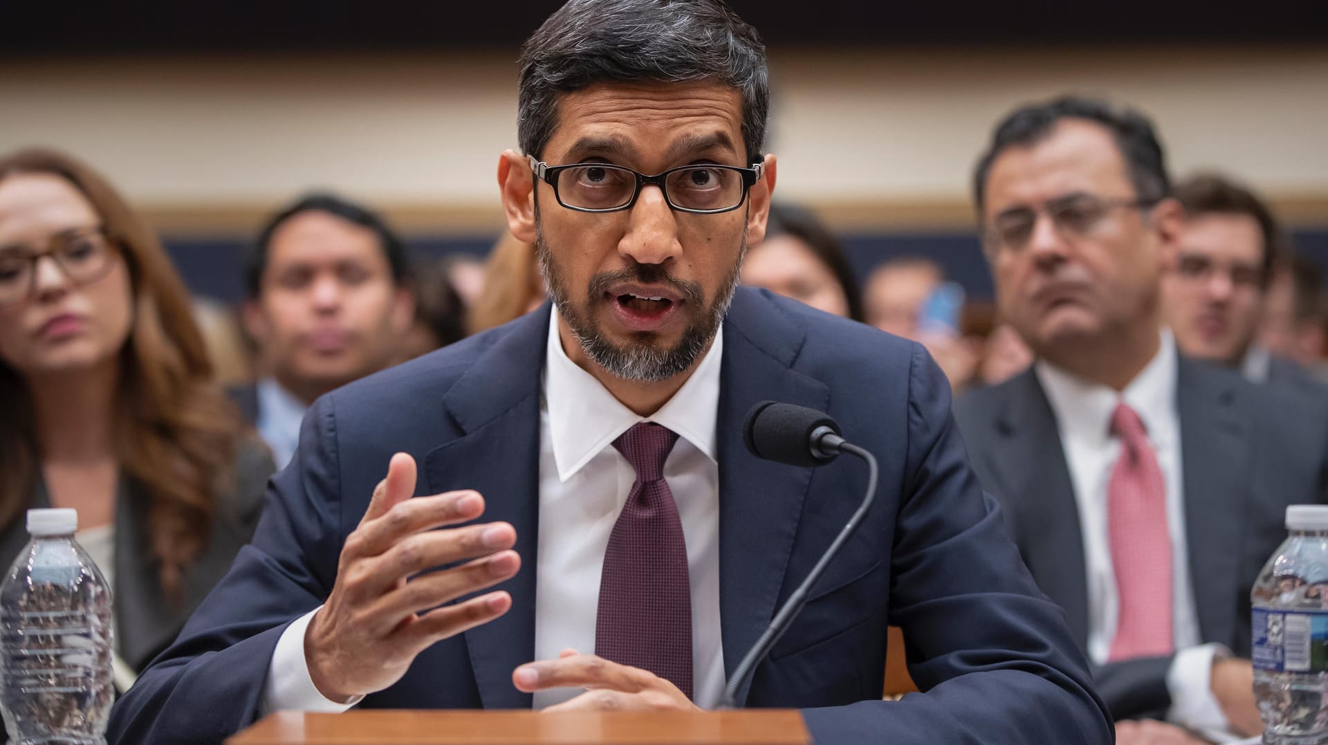 Sundar Pichai bei seiner Aussage vor dem Justizausschuss des US-Kongresses: Der Google-Chef wurde von den Abgeordneten zu verschiedenen Themen befragt.