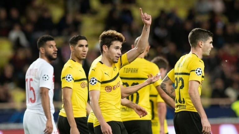 Dortmunds Raphael Guerreiro (M) jubelt über seinen Treffer zum 2:0 gegen AS Monaco.