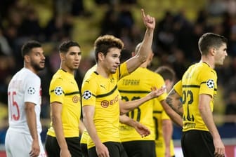 Dortmunds Raphael Guerreiro (M) jubelt über seinen Treffer zum 2:0 gegen AS Monaco.
