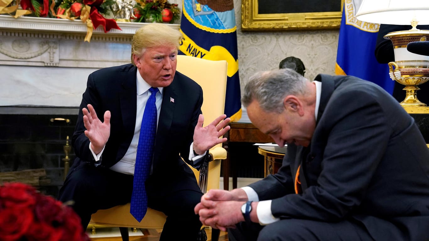 Donald Trump mit Chuck Schumer und Nancy Pelosi: Bei einem Treffen im Oval Office hat es zwischen dem US-Präsidenten und den Oppositionsvertretern einen heftigen Schlagabtausch gegeben.